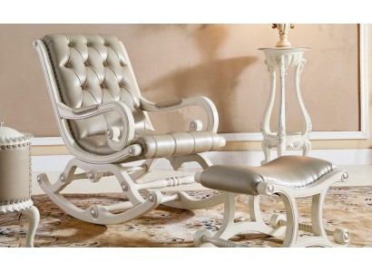Восхитительное кресло-качалка честерфилд в светлых тонах в стиле барокко