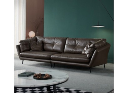 Элегантный четырехместный диван из коричневой кожи на ножках