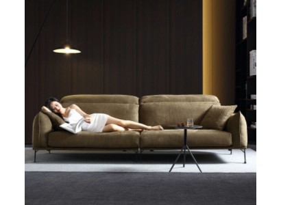 Восхитительный четырехместный диван в коричневой текстильной обивке
