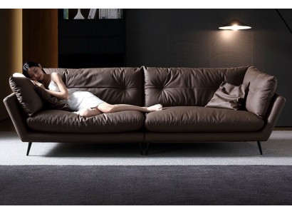 Изысканный диван на ножках из кожи темно-коричневого цвета