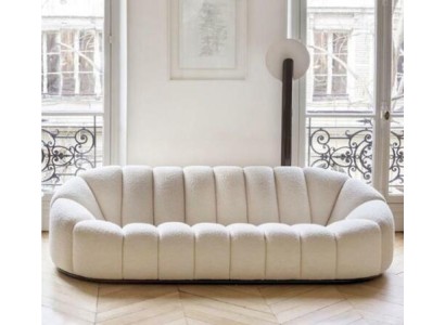 Восхитительный трехместный диван в текстильной обивке белого цвета