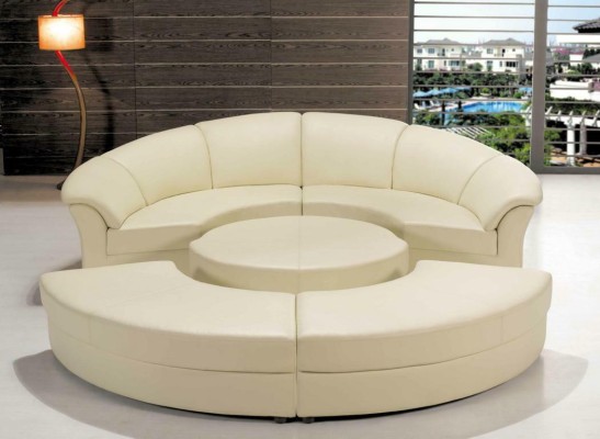 Необычный мягкий кожаный диван круглой формы в светлых тонах