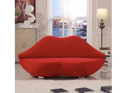 Модный 2-х местный диван в красной бархатной обивке в форме губ