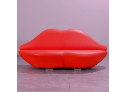 Оригинальный двухместный диван в красной кожаной обивке в форме губ
