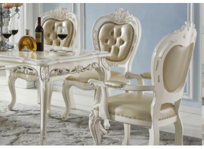 Потрясающий комплект стульев честерфилд для столовой из дерева и кожи в светлых тонах