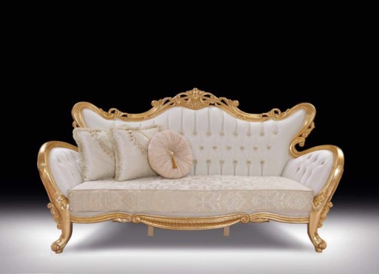 Ein luxuriöses und entspannendes Sofa im klassischen Stil mit goldenen Mustern