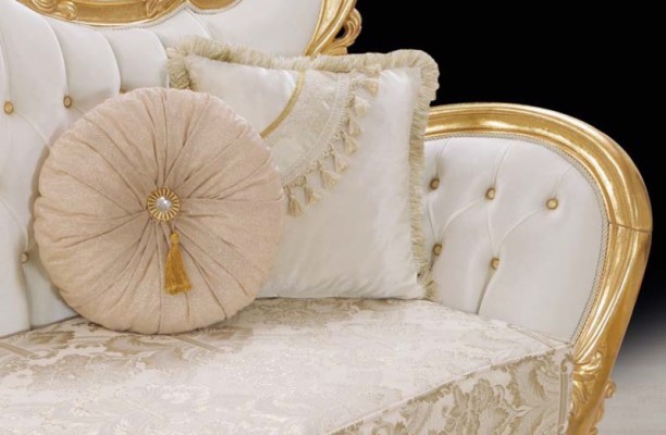 Ein luxuriöses und entspannendes Sofa im klassischen Stil mit goldenen Mustern