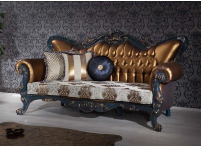 Exquisites Sofa im klassischen Stil mit goldenen Elementen für das Wohnzimmer