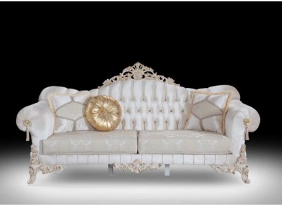 Белый роскошный диван в классическом стиле для гостиной зоны