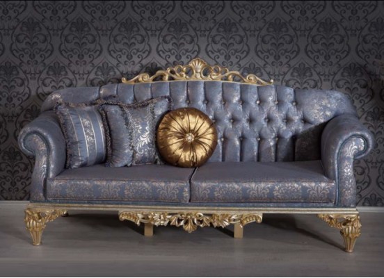 Anspruchsvolles klassisches Sofa im Chesterfield-Design für das Wohnzimmer mit goldenen Kissen