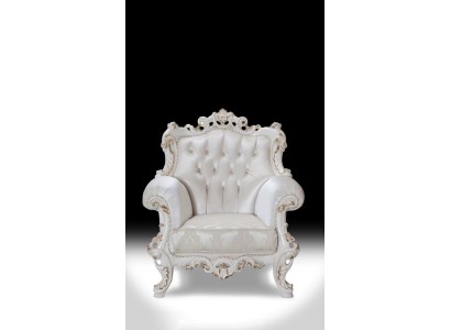 Белое кресло в классическом стиле для гостиной зоны с белым декором