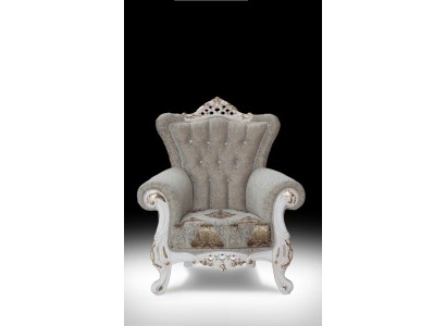 Изумительное кресло в классическом стиле для гостиной с блестящими узорами