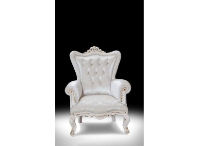 Белоснежное роскошное кресло с узорами на сиденье в классическом стиле
