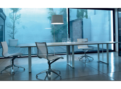 Современный конференц-стол для офиса в минималистическом стиле