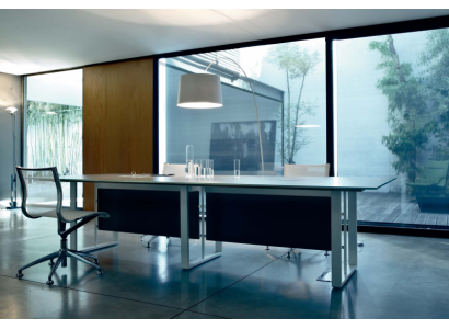 Изящный конференц-стол для офиса в строгом стиле
