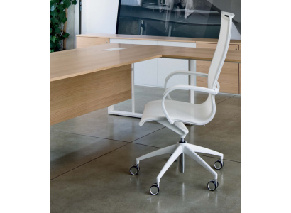 Современное офисное кресло в белом цвете