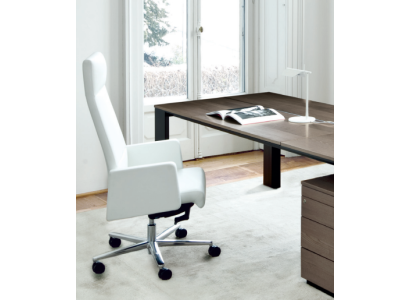 Изысканное офисное кресло в белом цвете