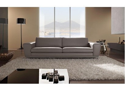 Изысканный кожаный трехместный диван в строгом стиле