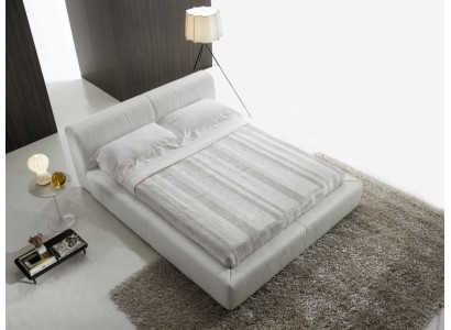 Изысканная двуспальная кровать в строгом итальянском стиле для спальни