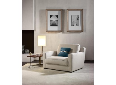 Чудесное кресло из текстиля премиального уровня в минималистичном стиле