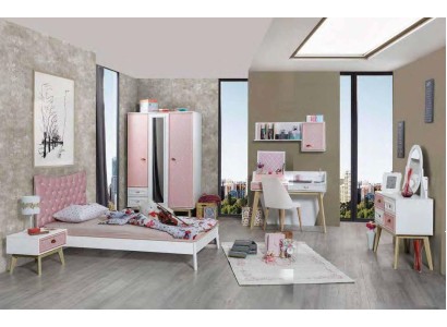 Изящный комплект детской мебели из дерева в светло - розовых и белых тонах 