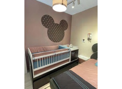 Детская кроватка для новорожденных с встроенной полкой - пеленальным столиком из натурального дерева