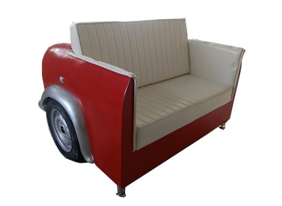 Оригинальный двухместный диван в исполнении в виде автомобиля 