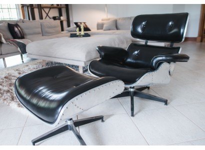 Винтажное крылатое кресло с табуретом в стиле Честерфилд выполненное из кожи