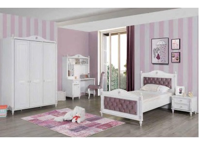 Классический спальный комплект для детской комнаты в белых оттенках с розовыми вставками