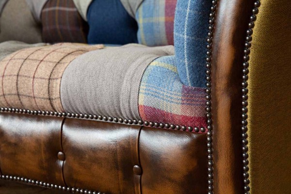 Chesterfield-Sofa aus Textil und Leder auf Beinen aus Naturholz