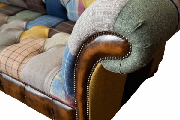 Chesterfield-Sofa aus Textil und Leder auf Beinen aus Naturholz