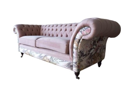 Яркий трехместный диван в исполнении Честерфилд в нежном розовом цветочном цвете 