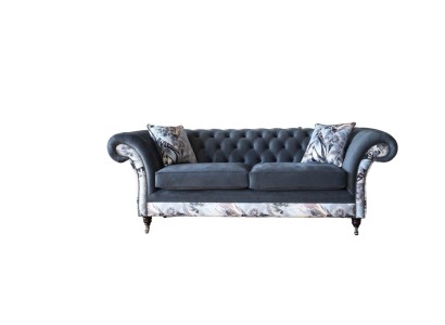 Яркий трехместный диван в исполнении Честерфилд в нежном сером цветочном цвете 