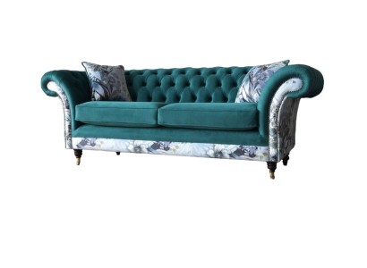 Ein lebhaftes Dreisitzer-Sofa aus Chesterfield in einer zarten Smaragdfarbe mit Blumenmuster