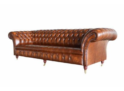 Изящный четырехместный диван в исполнении Честерфилд в коричневом цвете 