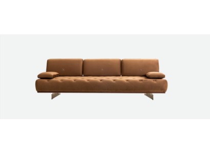 Комфортный трехместный диван с широкими подлокотниками для дополнительного удобства