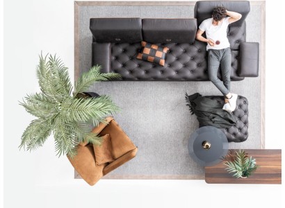 Классический трехместный диван с красивыми декоративными элементами для элегантной гостиной