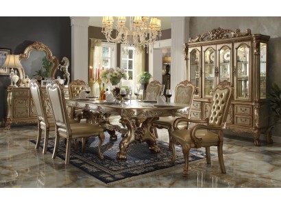 Элегантный обеденный стол с роскошными стульями в стиле классики