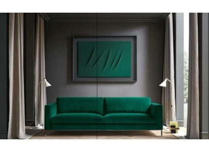 Восхитительный стильный трехместный диван в зеленой обивке 