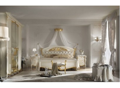 Роскошный спальный гарнитур в классическом стиле с золотыми резными элементами