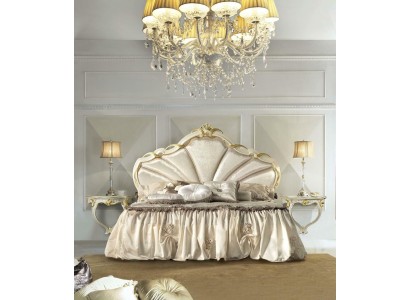 Спальный гарнитур из классической роскошной кровати и двух прикроватных столиков