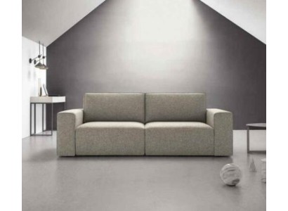 Прекрасный серый трехместный диван в современном стиле