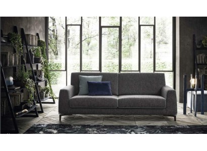 Безупречный серый трехместный диван в современном дизайне