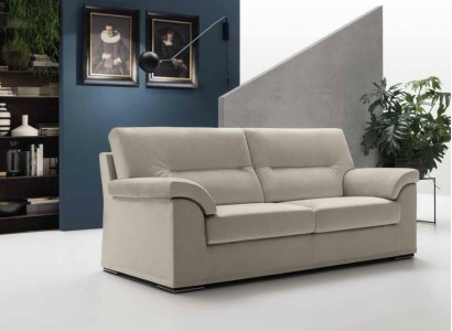 Элегантный современный трехместный диван с мягкими подлокотниками 