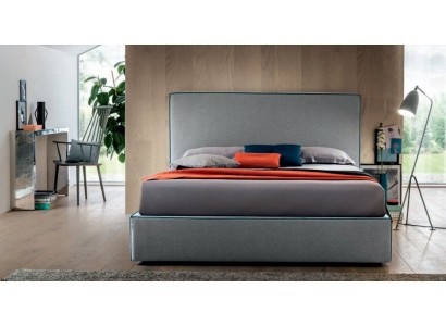 Образцовая лаконичная кровать в люксовом дизайне в текстильной обивке