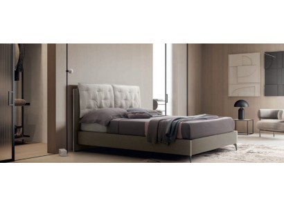 Очаровательная кровать в люксовом исполнении с мягкими подушками на изголовье