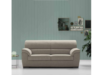 Очаровательный двухместный диван с мягкими подлокотниками
