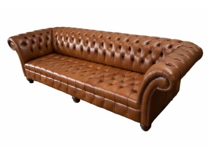 Традиционный солидный четырехместный диван честерфилд 