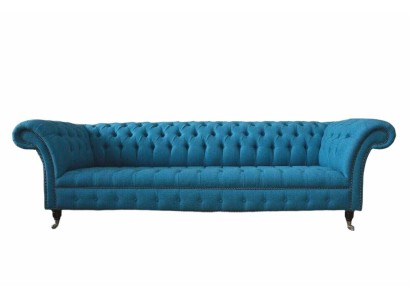 Стильный голубой четырехместный диван честерфилд на ножках