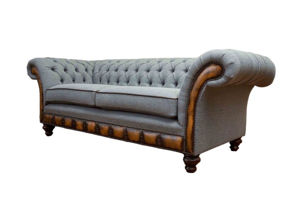  Трехместный серый диван честерфилд на красивых деревянных ножках